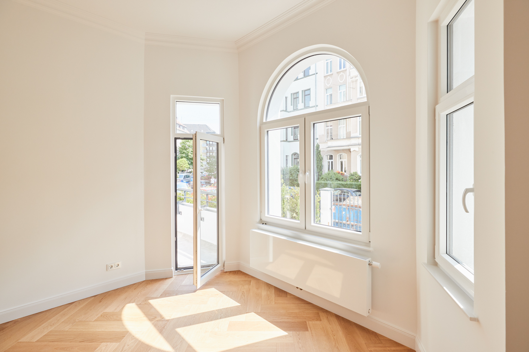 Wohnzimmer-Zugang Balkon Muster - **Verkauft**Traumhafte 3-Zimmer Altbauwohnung mit zwei Balkonen und Gartenanteil in der List