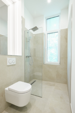 Dusche mit Fenster - **Verkauft**Traumhafte 3-Zimmer Altbauwohnung mit zwei Balkonen und Gartenanteil in der List