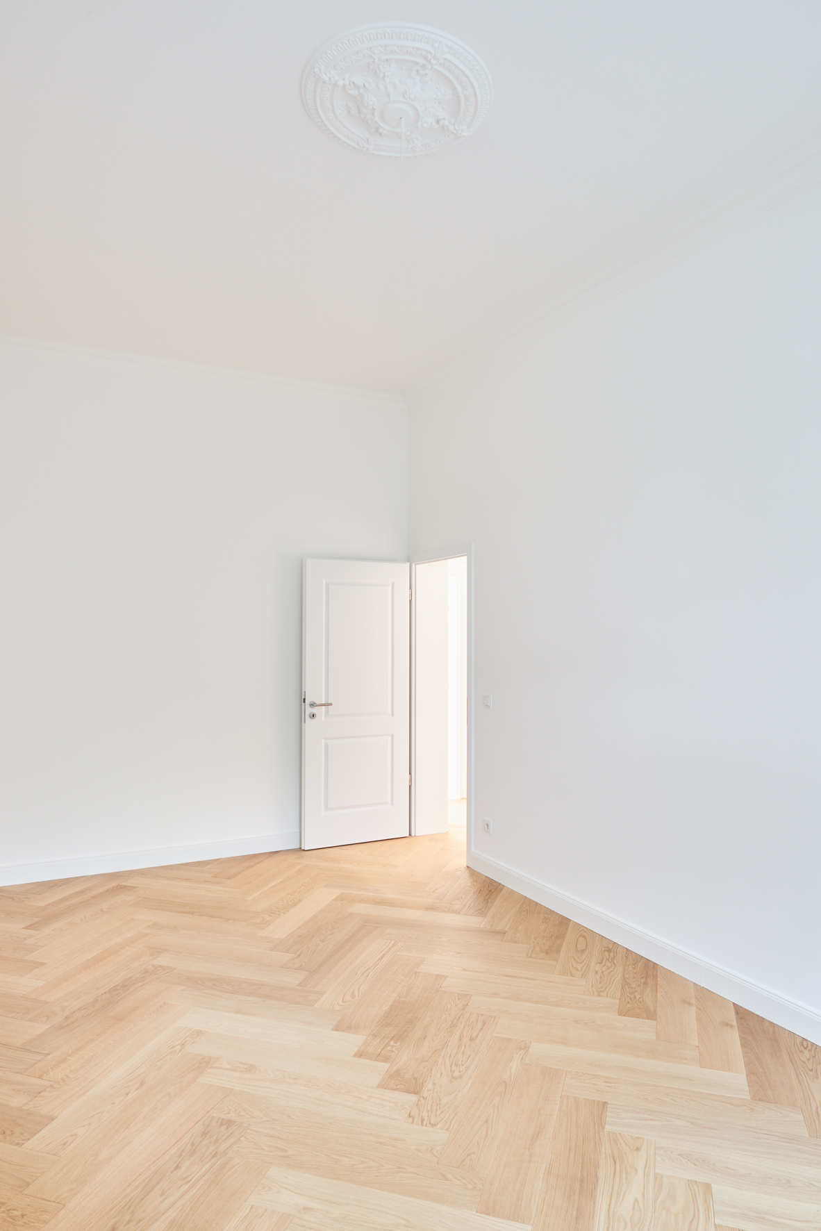 Zimmer-Blick zur Tür_ - **Verkauft**Traumhafte 3-Zimmer Altbauwohnung mit zwei Balkonen und Gartenanteil in der List