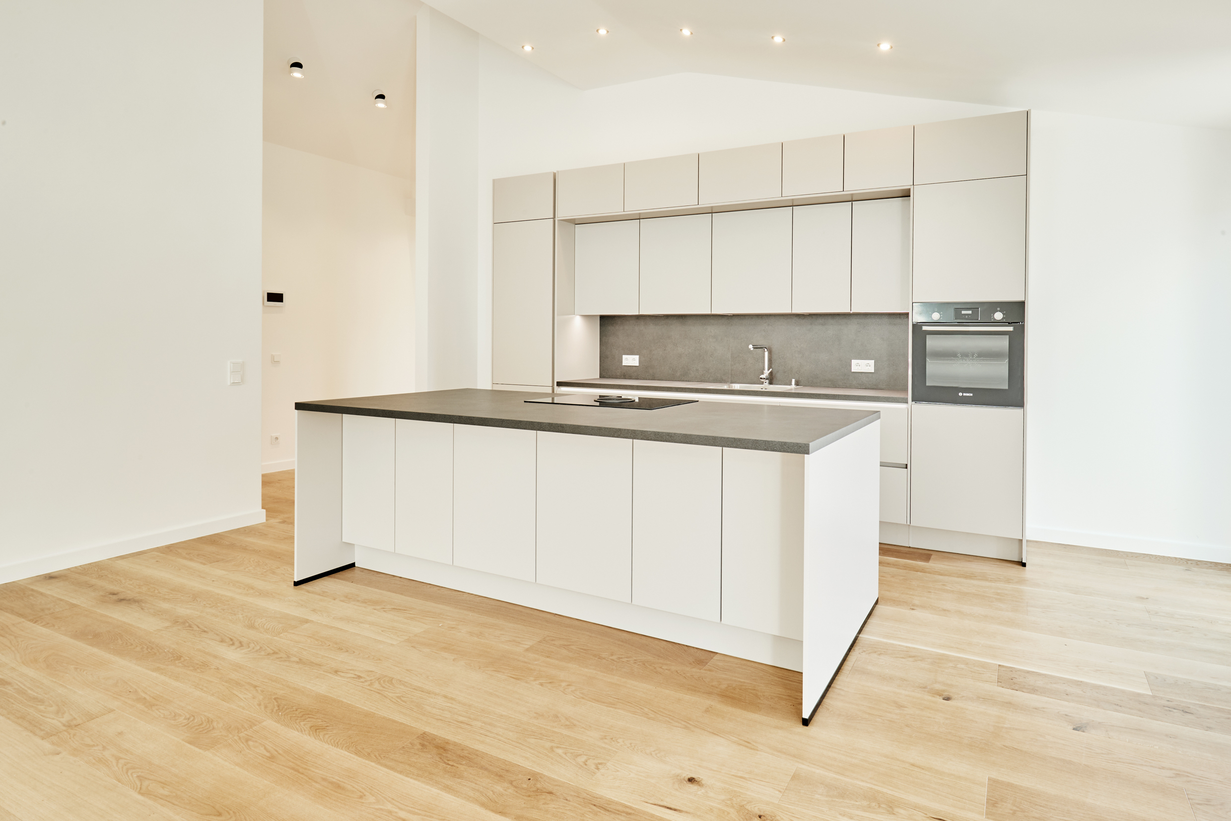 Einbauküche_2 - Besondere Ausstattung – Dachgeschosswohnung mit Fußbodenheizung und hohen Decken zum Erstbezug