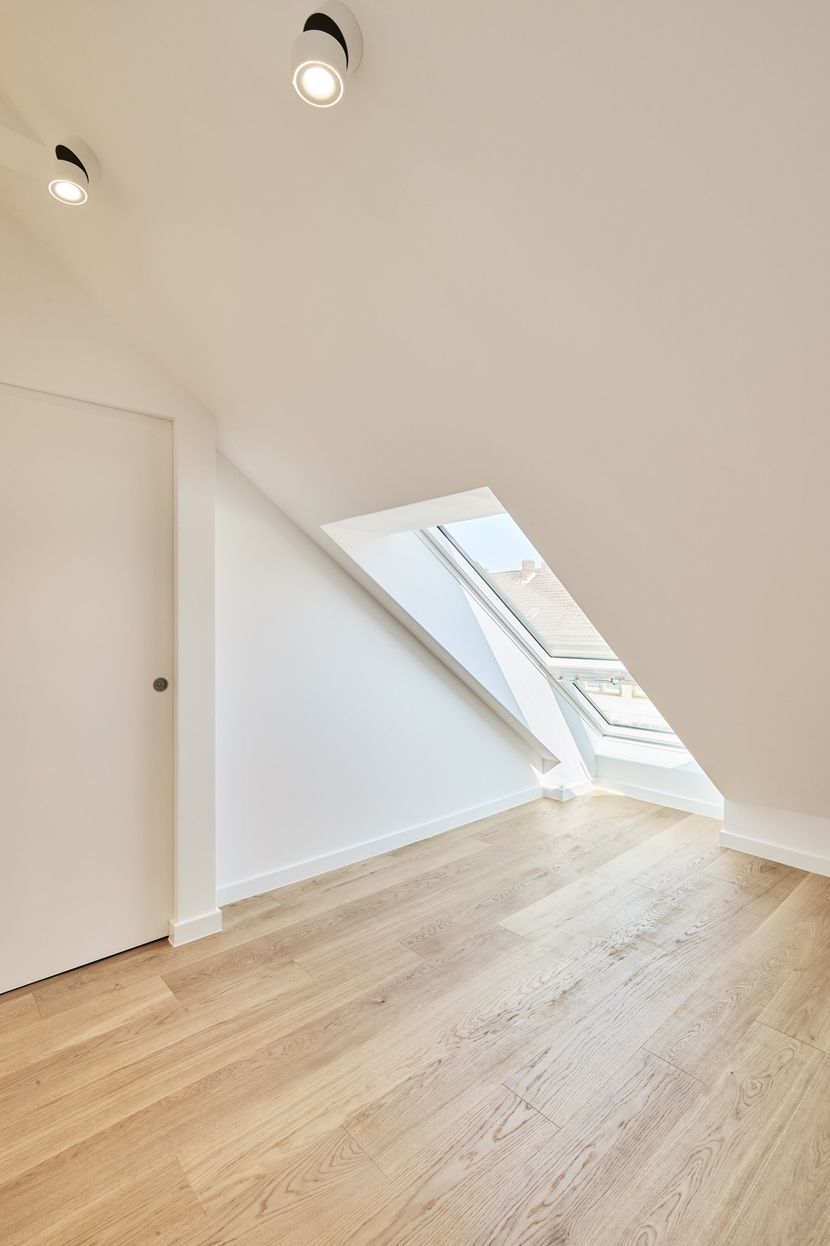 Ankleidezimmer_ - Besondere Ausstattung – Dachgeschosswohnung mit Fußbodenheizung und hohen Decken zum Erstbezug