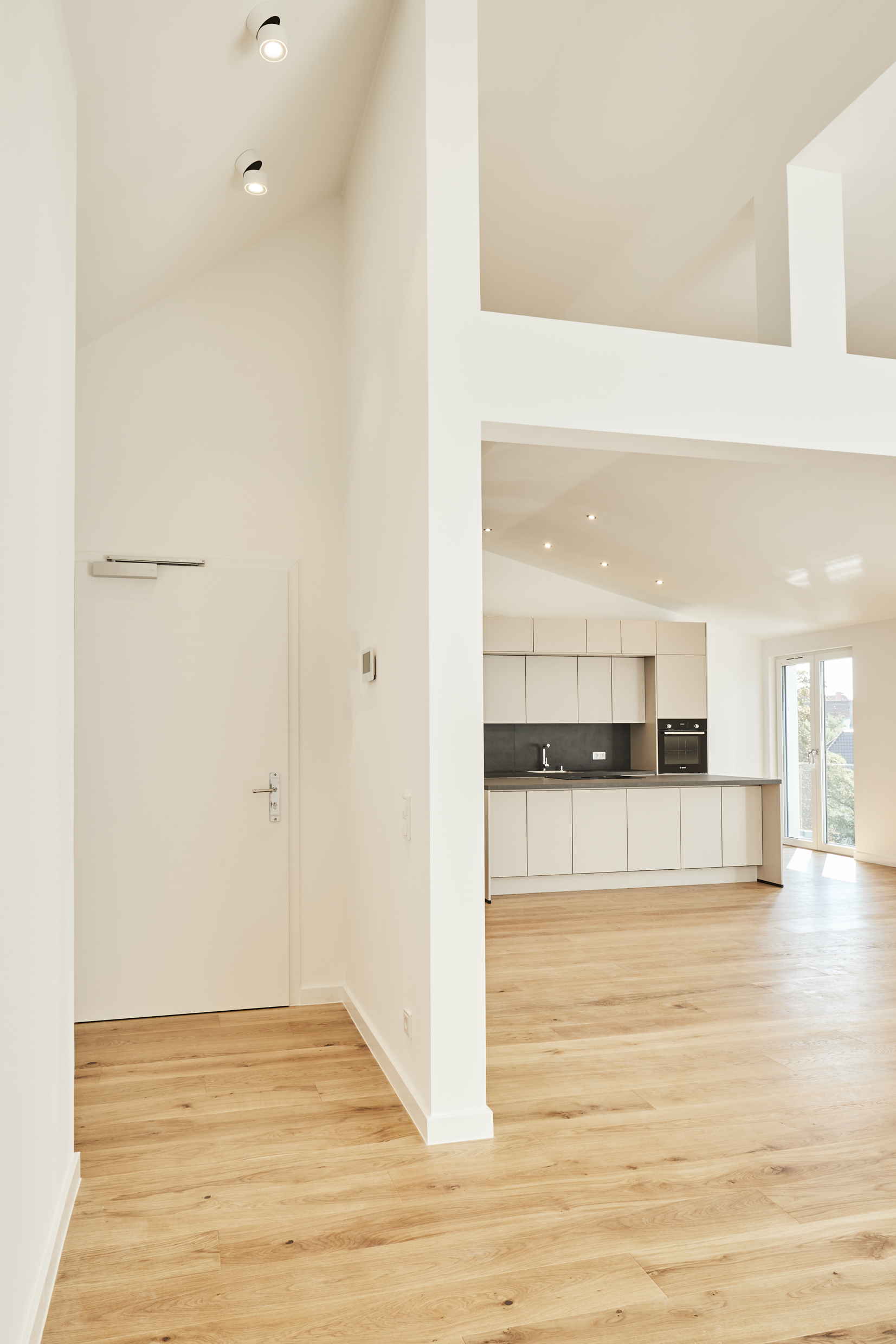 Blick Richtung Küche_ - Besondere Ausstattung – Dachgeschosswohnung mit Fußbodenheizung und hohen Decken zum Erstbezug