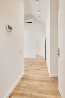 03_Eingangsbereich - Besondere Ausstattung – Dachgeschosswohnung mit Fußbodenheizung und hohen Decken zum Erstbezug