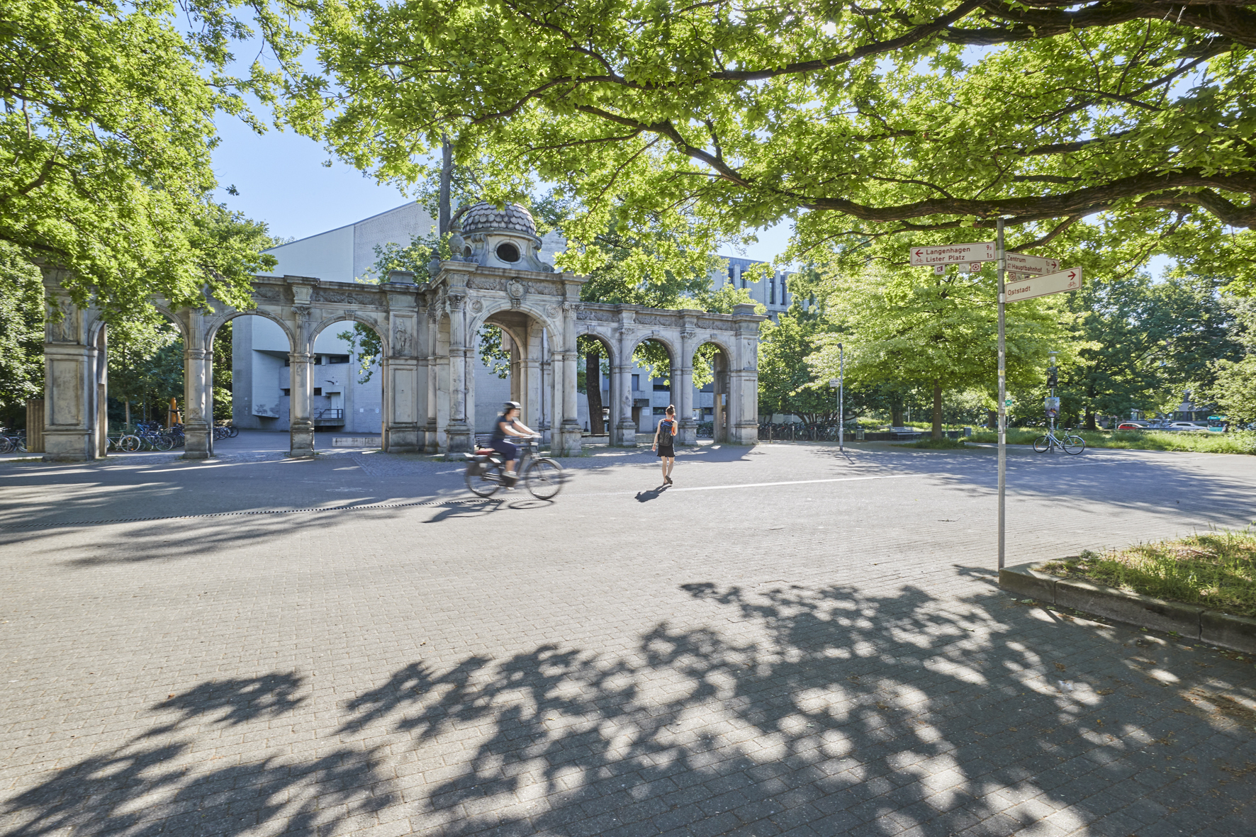 Umgebung_Platz - Besondere Ausstattung – Dachgeschosswohnung mit Fußbodenheizung und hohen Decken zum Erstbezug