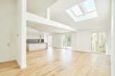 Besondere Ausstattung - Dachgeschosswohnung mit Fußbodenheizung und hohen Decken zum Erstbezug - Blick in das Wohnzimmer