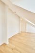 Besondere Ausstattung - Dachgeschosswohnung mit Fußbodenheizung und hohen Decken zum Erstbezug - Ankleidezimmer_1