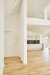 Besondere Ausstattung - Dachgeschosswohnung mit Fußbodenheizung und hohen Decken zum Erstbezug - Blick Richtung Küche_