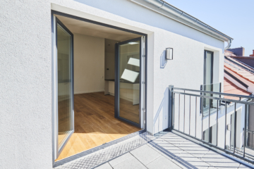 Blick von der Terrasse in den Wohnbereich - Besondere Ausstattung – Dachgeschosswohnung mit Fußbodenheizung und hohen Decken zum Erstbezug