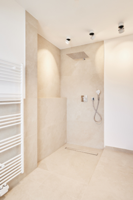 Gäste WC - Besondere Ausstattung – Dachgeschosswohnung mit Fußbodenheizung und hohen Decken zum Erstbezug