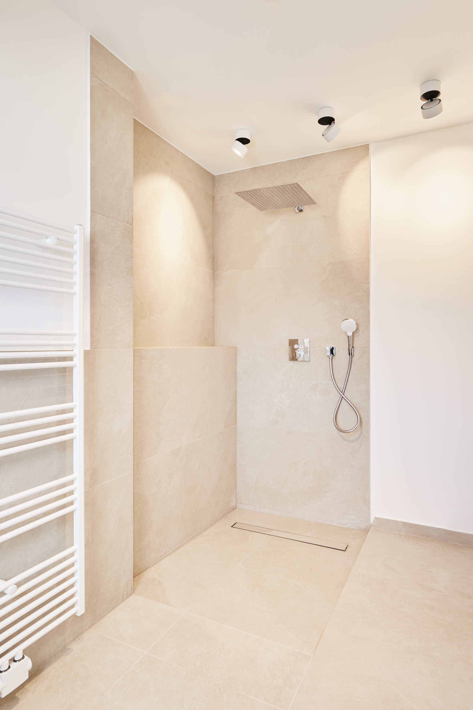 Gäste WC - Besondere Ausstattung – Dachgeschosswohnung mit Fußbodenheizung und hohen Decken zum Erstbezug