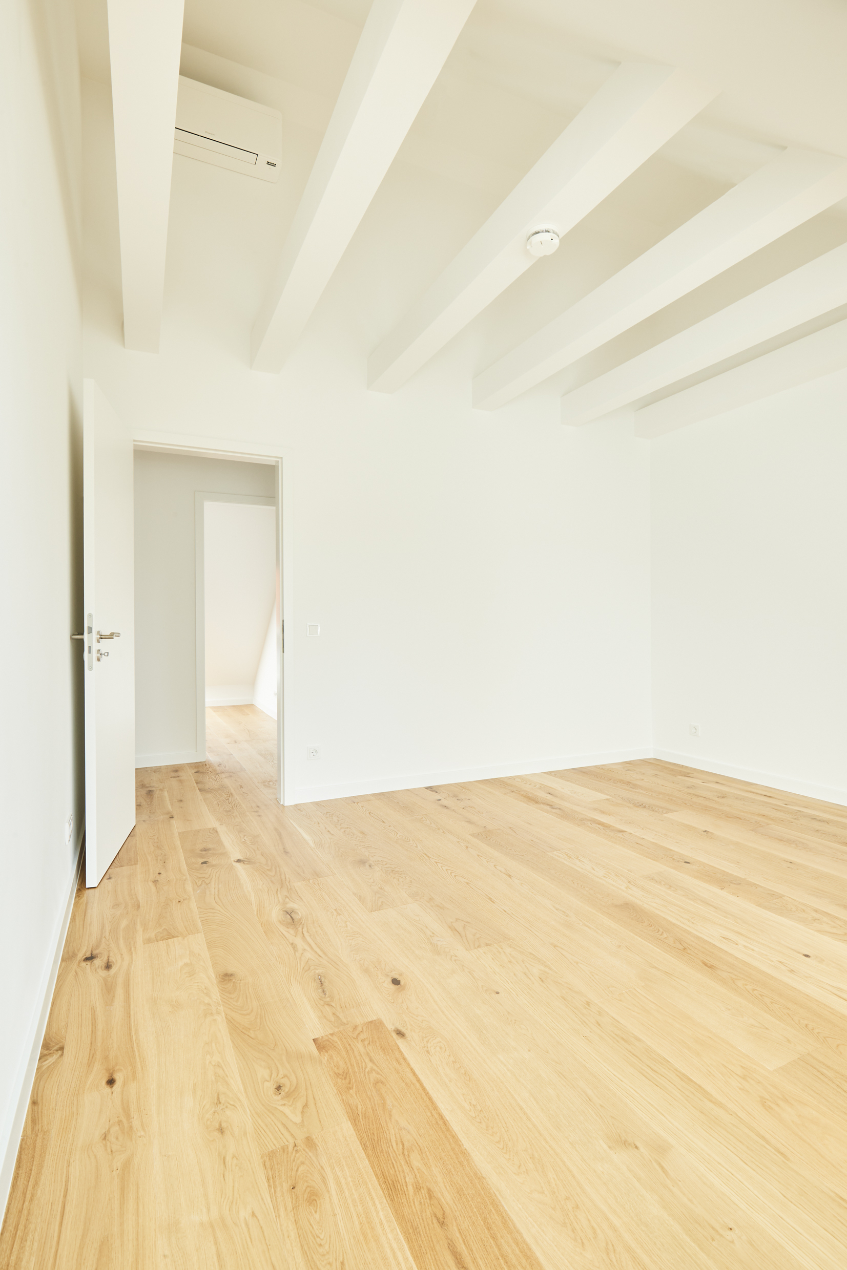 Schlafzimmer 2_ - Besondere Ausstattung – Dachgeschosswohnung mit Fußbodenheizung und hohen Decken zum Erstbezug