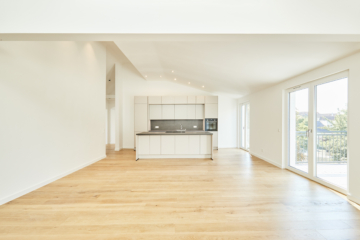 Großes Wohn-Esszimmer - Besondere Ausstattung – Dachgeschosswohnung mit Fußbodenheizung und hohen Decken zum Erstbezug