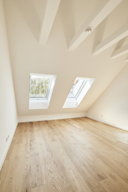 Schlafzimmer_ - Besondere Ausstattung – Dachgeschosswohnung mit Fußbodenheizung und hohen Decken zum Erstbezug