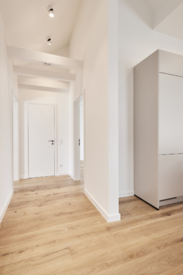 Flur zum Gäste WC - Besondere Ausstattung – Dachgeschosswohnung mit Fußbodenheizung und hohen Decken zum Erstbezug