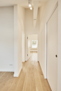 Privater Bereich mit Badezimmer - Besondere Ausstattung – Dachgeschosswohnung mit Fußbodenheizung und hohen Decken zum Erstbezug