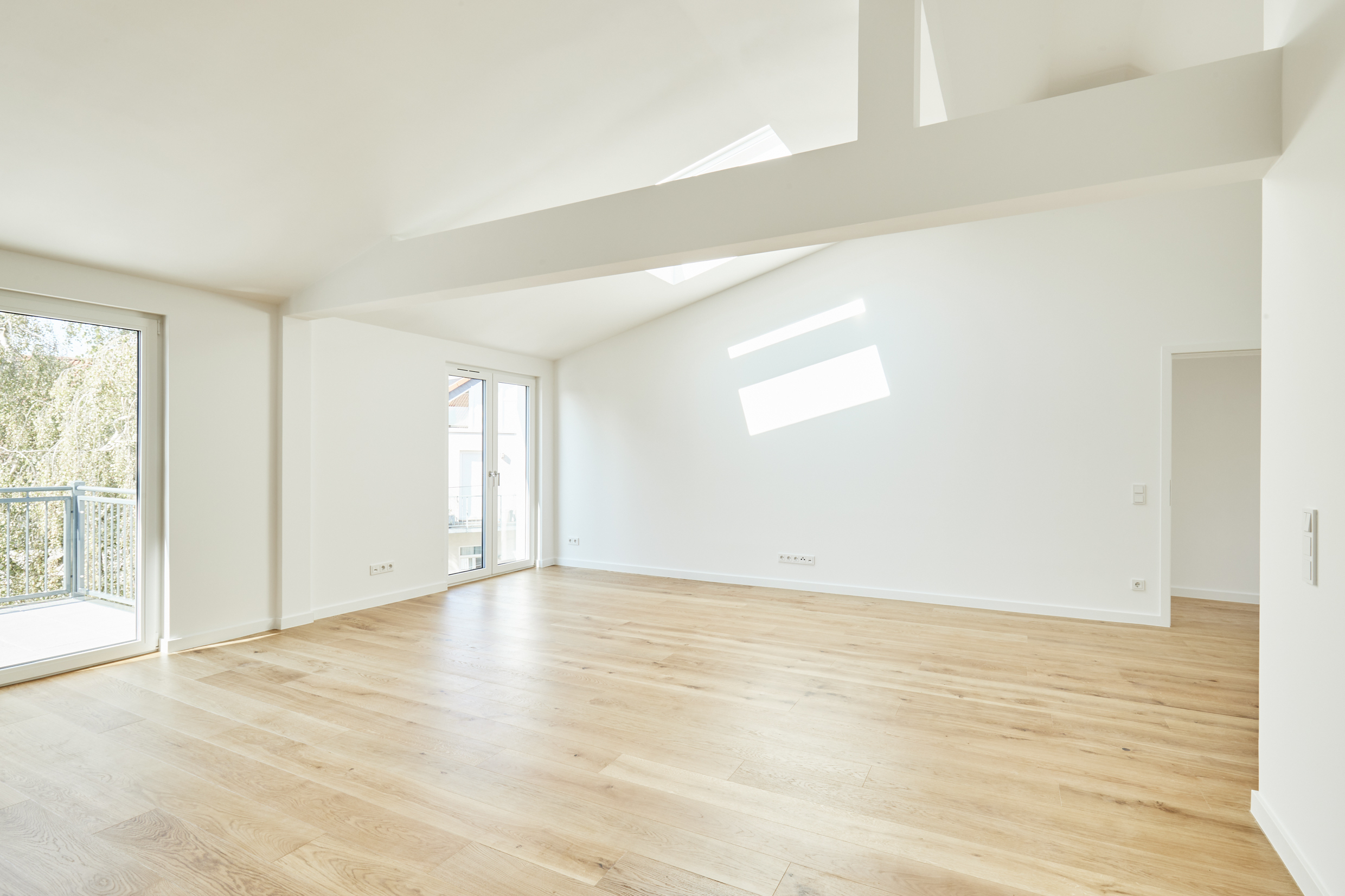 Wohnzimmer - Besondere Ausstattung – Dachgeschosswohnung mit Fußbodenheizung und hohen Decken zum Erstbezug