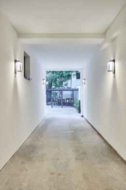 Zufahrt - Besondere Ausstattung – Dachgeschosswohnung mit Fußbodenheizung und hohen Decken zum Erstbezug