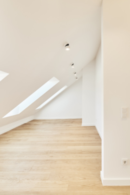 Ankleidezimmer - Besondere Ausstattung – Dachgeschosswohnung mit Fußbodenheizung und hohen Decken zum Erstbezug