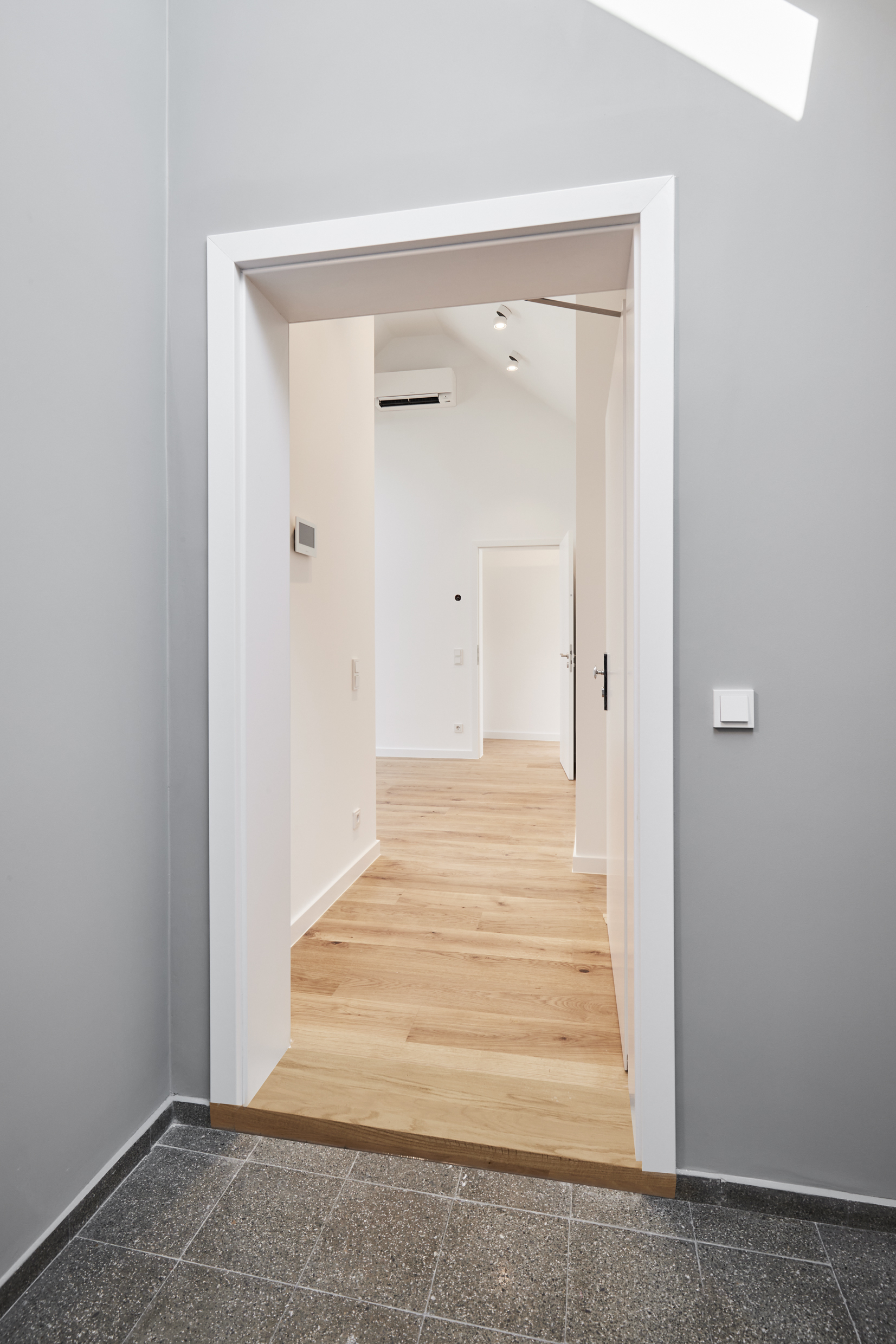 02_zweiter Zugang zur Wohnung - Besondere Ausstattung – Dachgeschosswohnung mit Fußbodenheizung und hohen Decken zum Erstbezug