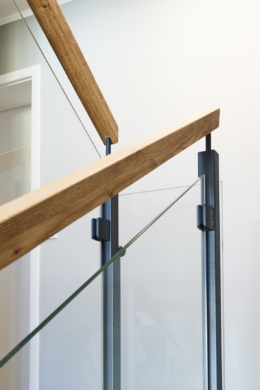 Treppengeländer - Besondere Ausstattung – Dachgeschosswohnung mit Fußbodenheizung und hohen Decken zum Erstbezug