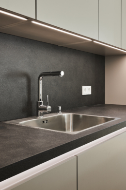 Detail-Küche_ - Besondere Ausstattung – Dachgeschosswohnung mit Fußbodenheizung und hohen Decken zum Erstbezug