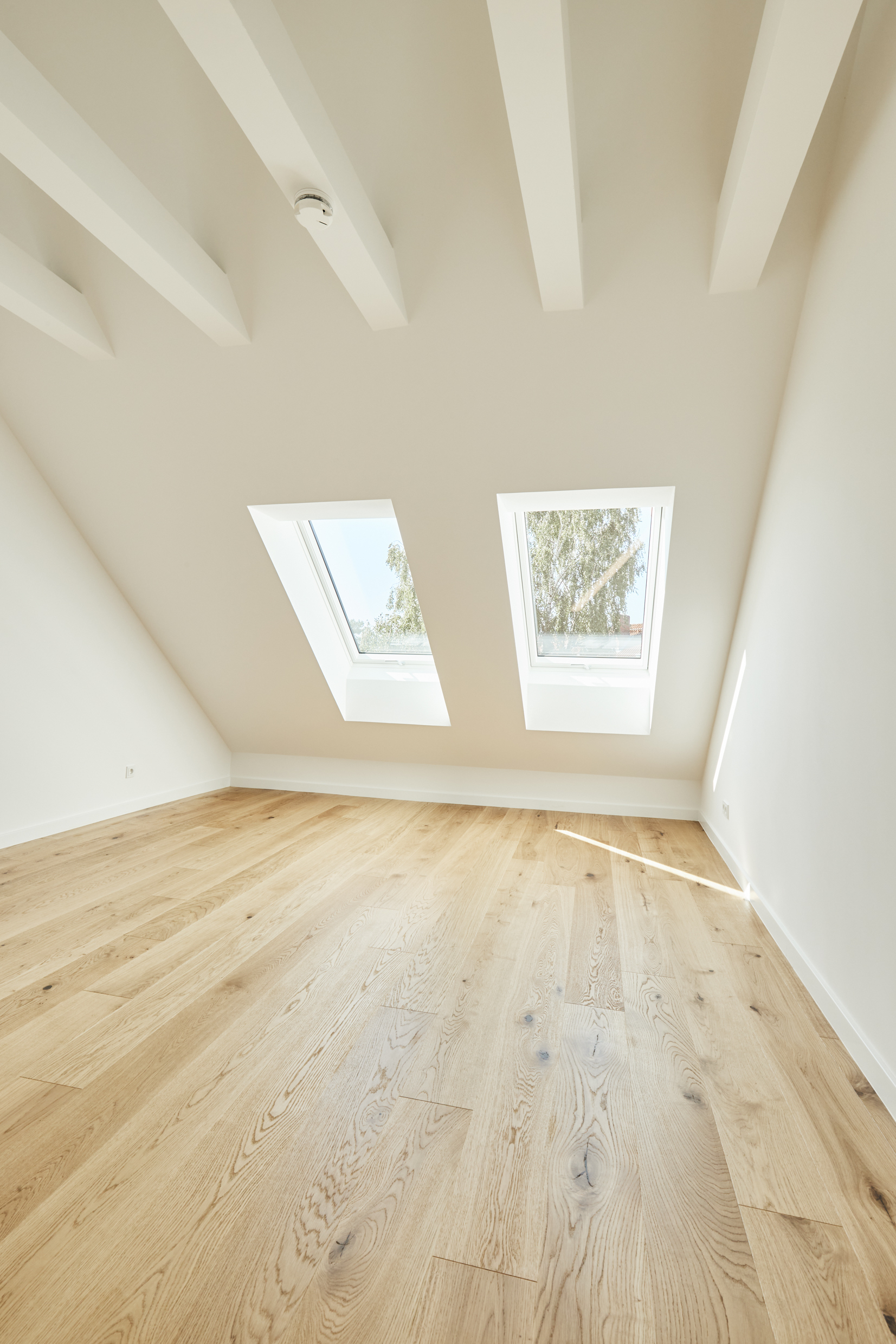 Schlafzimmer 2 - Besondere Ausstattung – Dachgeschosswohnung mit Fußbodenheizung und hohen Decken zum Erstbezug