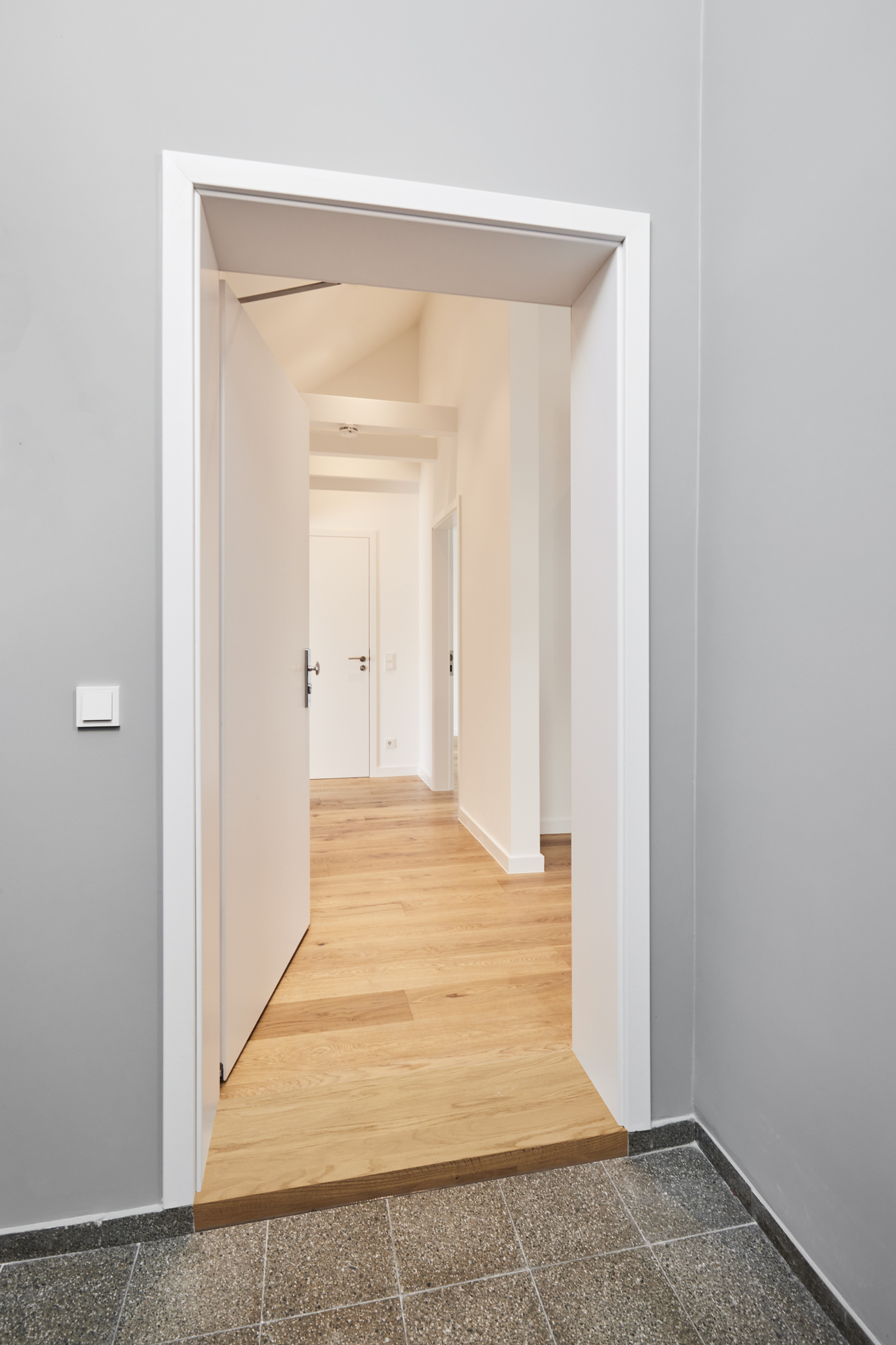 01_Zugang zur Wohnung - Besondere Ausstattung – Dachgeschosswohnung mit Fußbodenheizung und hohen Decken zum Erstbezug