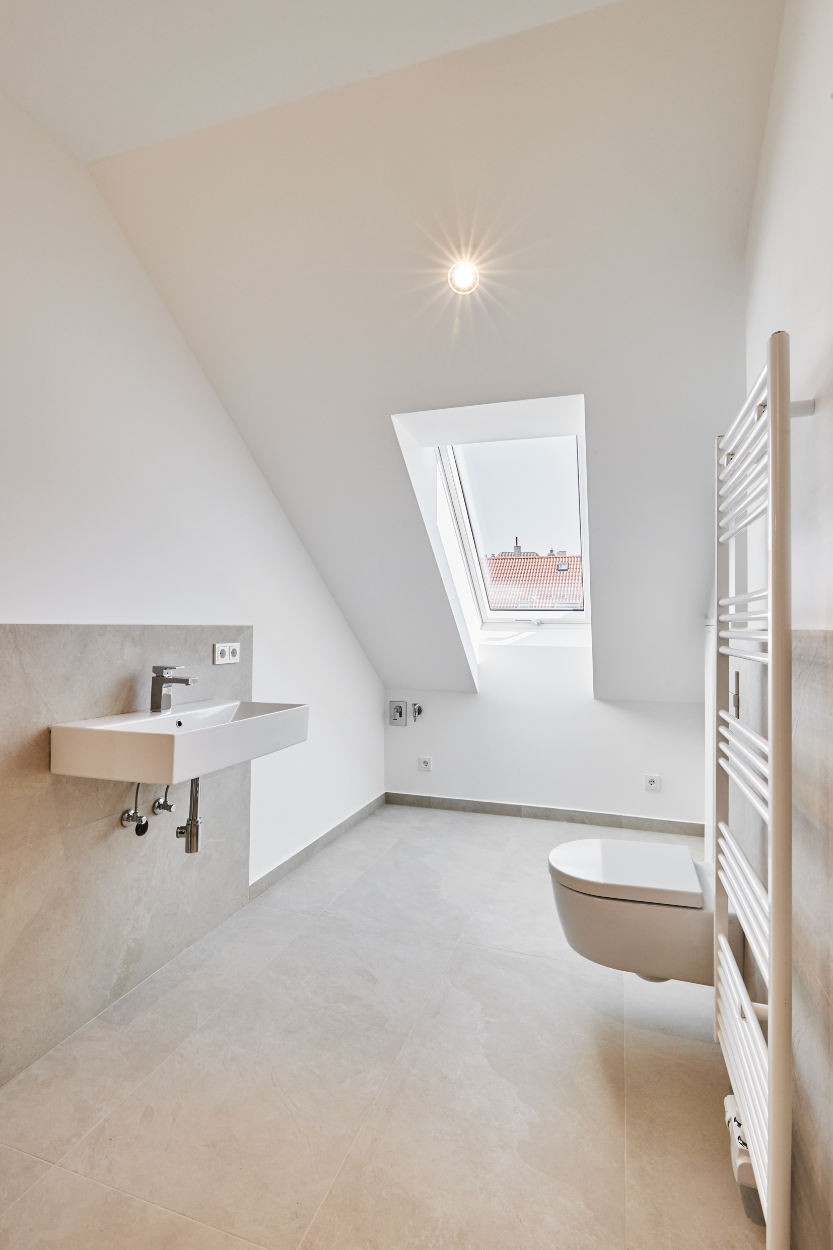 Gäste WC_ - Besondere Ausstattung – Dachgeschosswohnung mit Fußbodenheizung und hohen Decken zum Erstbezug