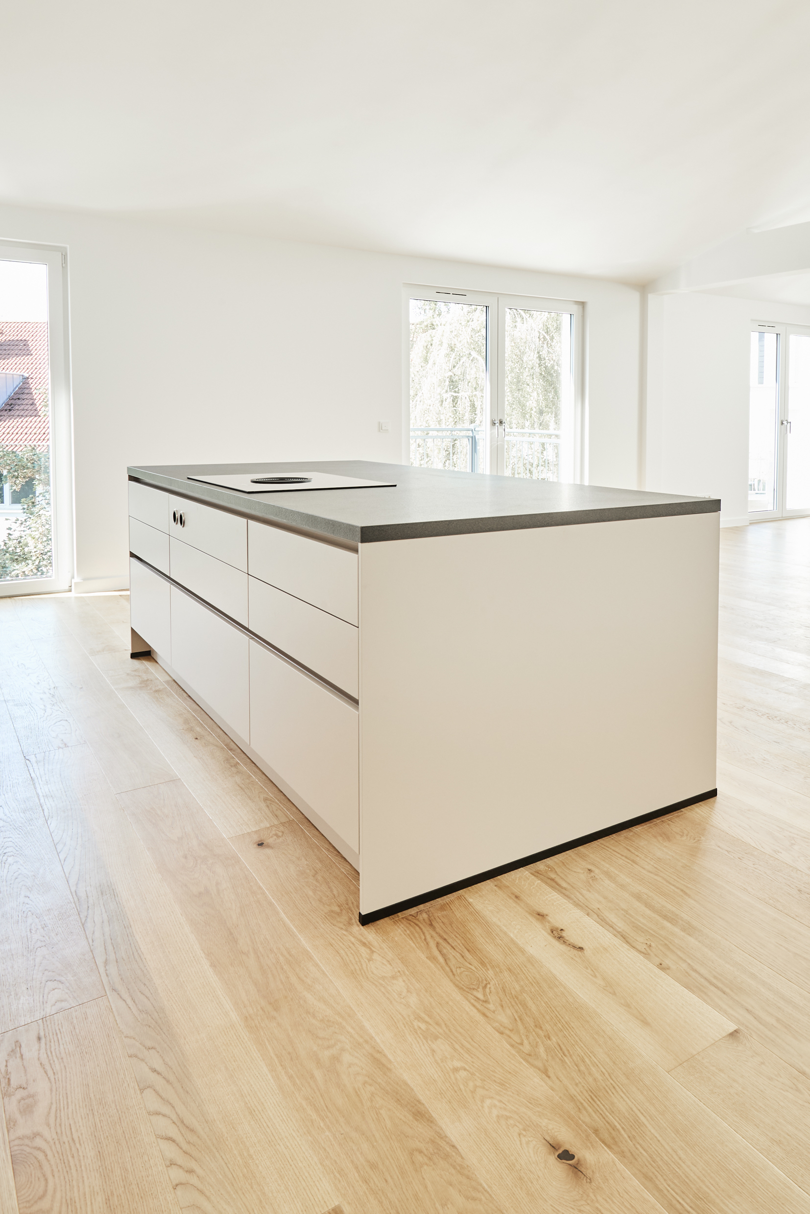 Kochinsel - Besondere Ausstattung – Dachgeschosswohnung mit Fußbodenheizung und hohen Decken zum Erstbezug