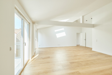 Lichtdurchflutet - Besondere Ausstattung – Dachgeschosswohnung mit Fußbodenheizung und hohen Decken zum Erstbezug