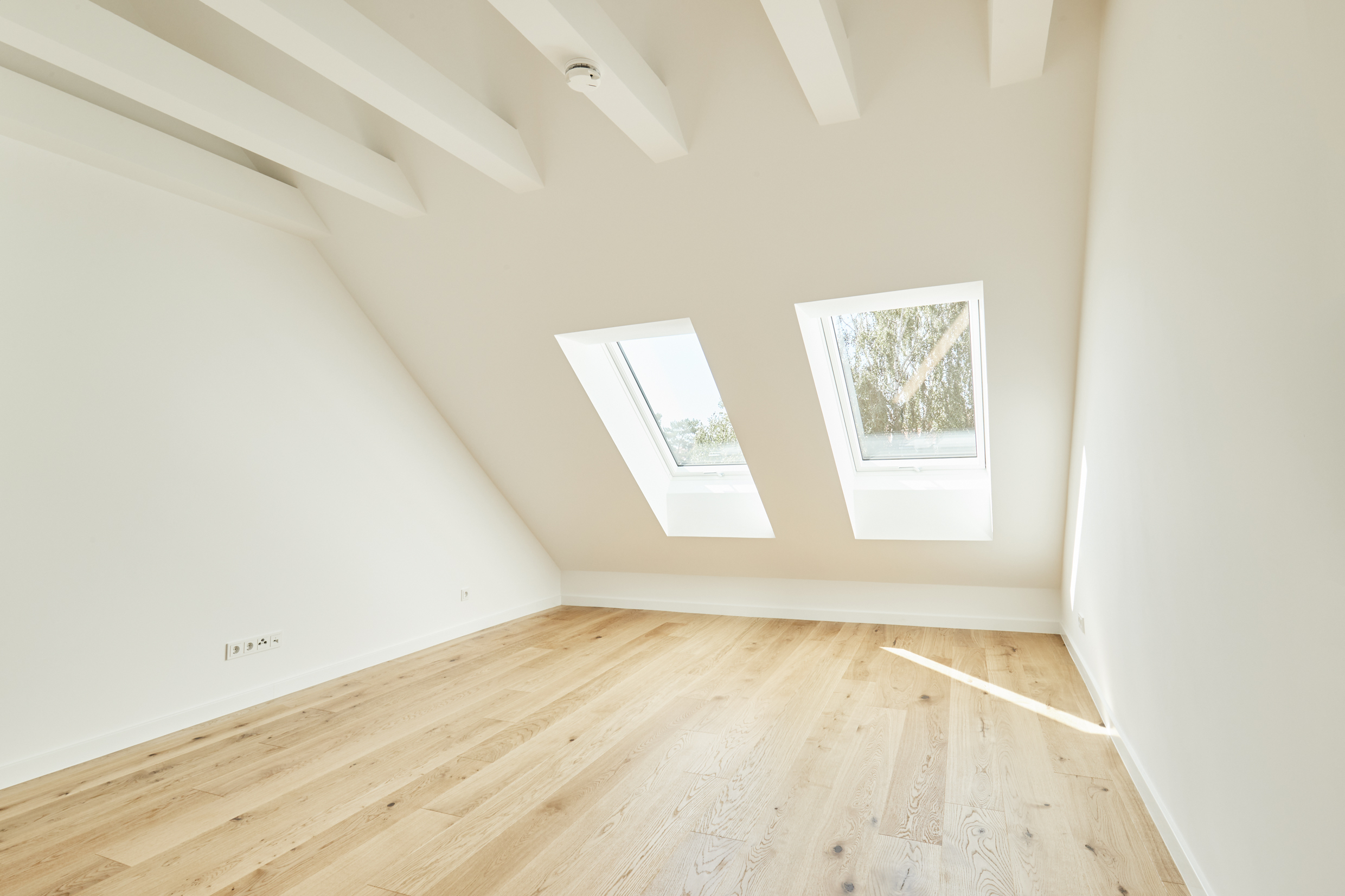 Schlafzimmer - Besondere Ausstattung – Dachgeschosswohnung mit Fußbodenheizung und hohen Decken zum Erstbezug