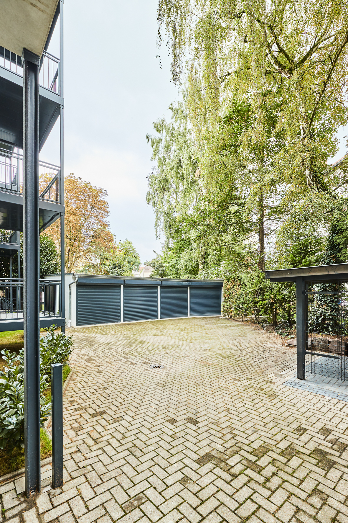 Garagen - Besondere Ausstattung – Dachgeschosswohnung mit Fußbodenheizung und hohen Decken zum Erstbezug