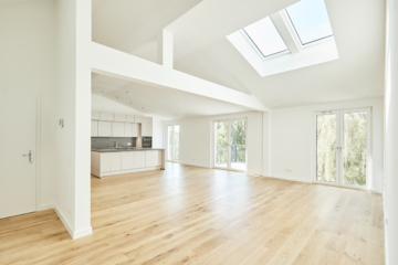 Blick in das Wohnzimmer - Besondere Ausstattung – Dachgeschosswohnung mit Fußbodenheizung und hohen Decken zum Erstbezug