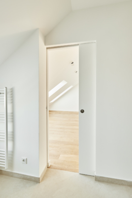 Blick richtung großes Badezimmer - Besondere Ausstattung – Dachgeschosswohnung mit Fußbodenheizung und hohen Decken zum Erstbezug