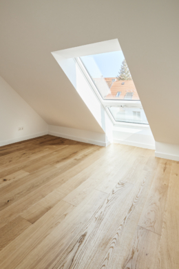 Kinderzimmer_Arbeitszimmer - Besondere Ausstattung – Dachgeschosswohnung mit Fußbodenheizung und hohen Decken zum Erstbezug