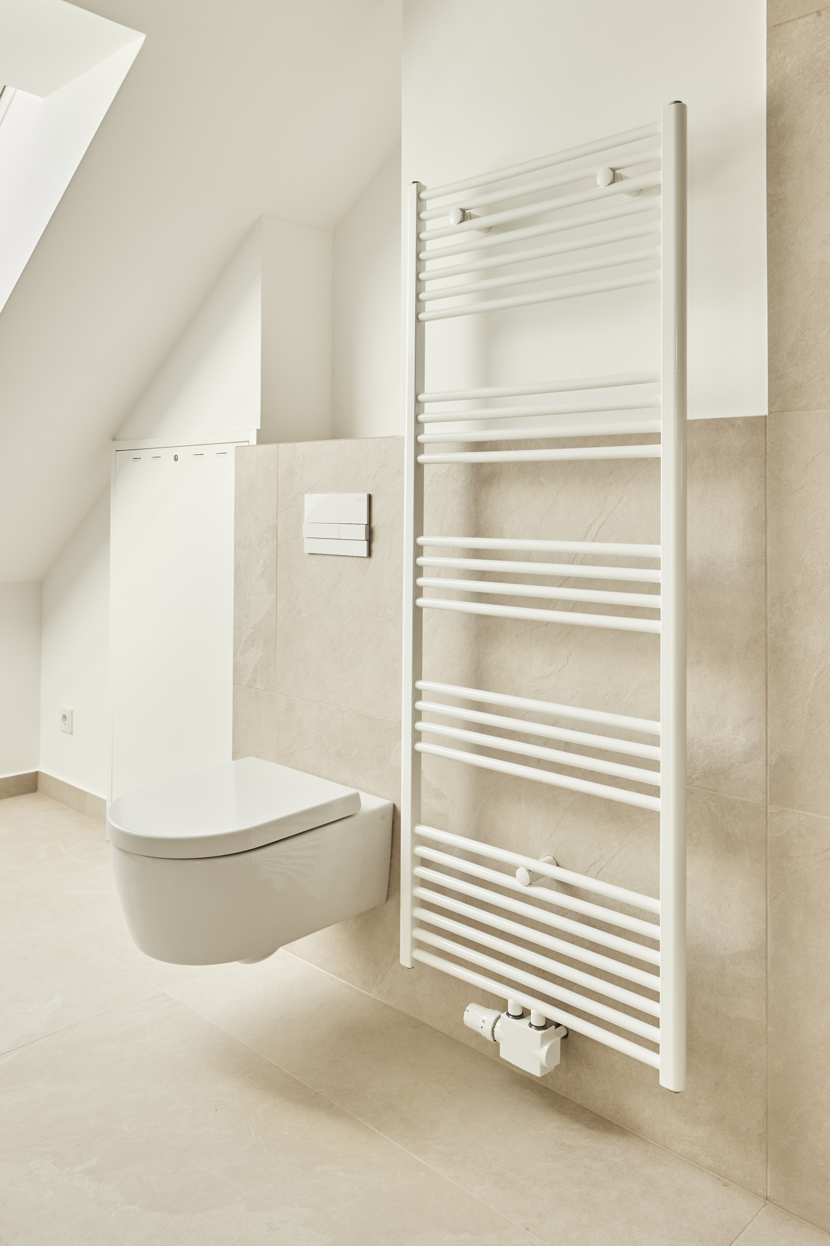 Gäste WC Detail - Besondere Ausstattung – Dachgeschosswohnung mit Fußbodenheizung und hohen Decken zum Erstbezug