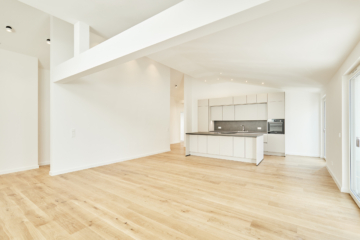 Blick Richtung Einbauküche - Besondere Ausstattung – Dachgeschosswohnung mit Fußbodenheizung und hohen Decken zum Erstbezug