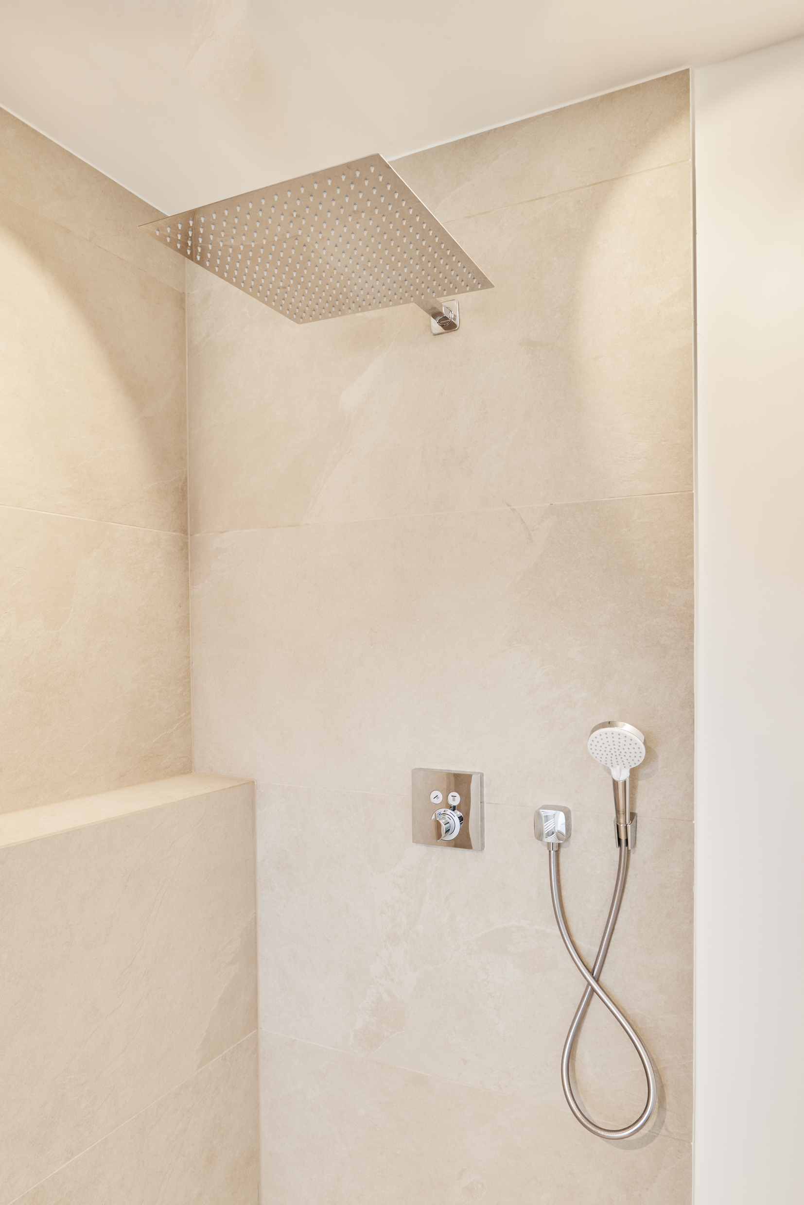 Gäste WC-Detail - Besondere Ausstattung – Dachgeschosswohnung mit Fußbodenheizung und hohen Decken zum Erstbezug