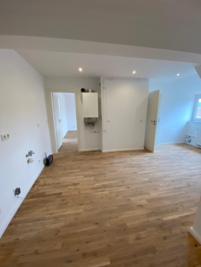 Neu sanierte 2-Zimmer Dachgeschosswohnung mit Echtholzboden, 30177 Hannover, Dachgeschosswohnung