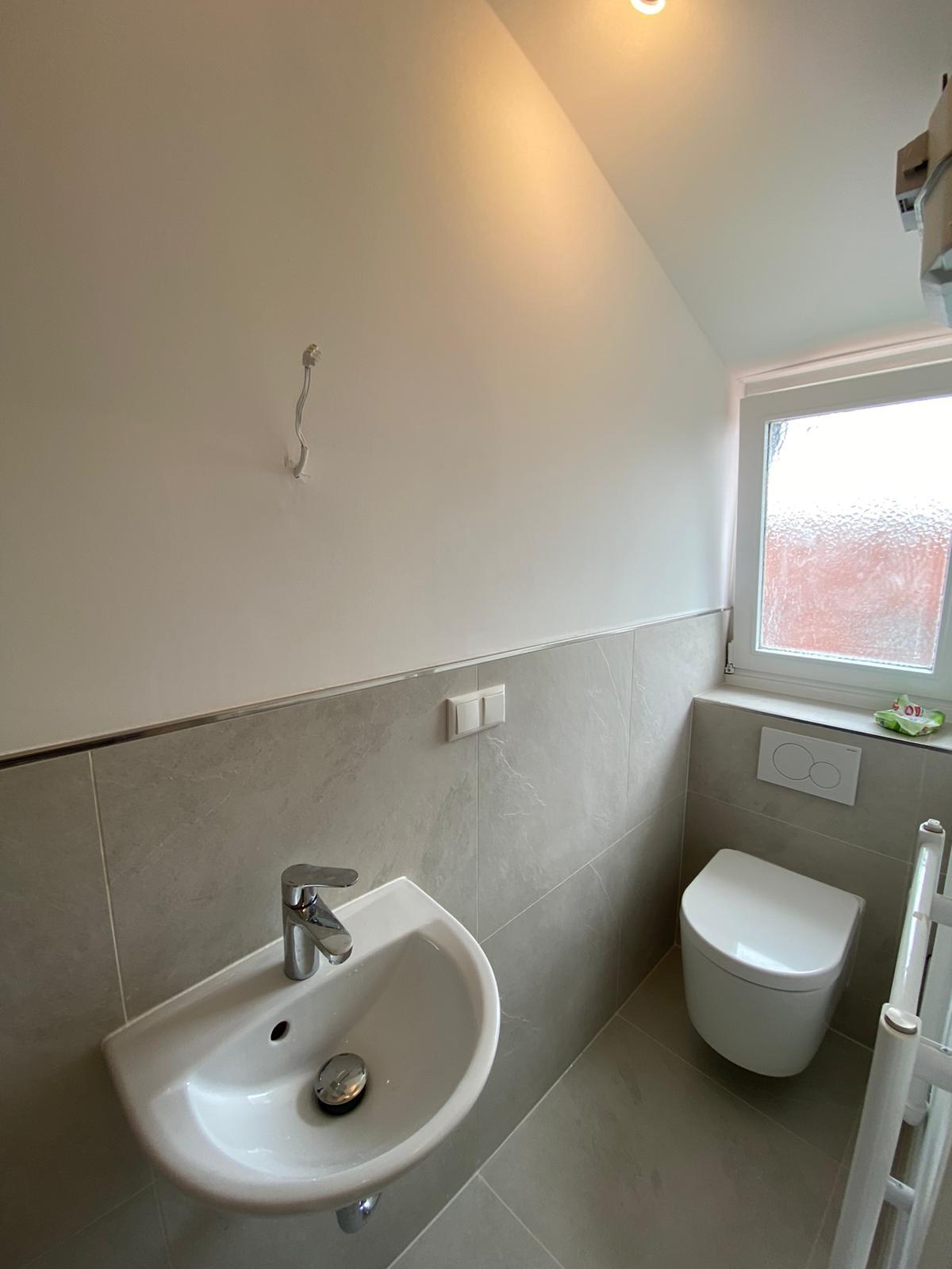 Badezimmer - Neu sanierte 2-Zimmer Dachgeschosswohnung mit Echtholzboden