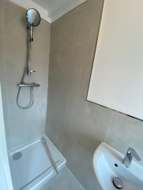 Badezimmer_1 - Neu sanierte 2-Zimmer Dachgeschosswohnung mit Echtholzboden