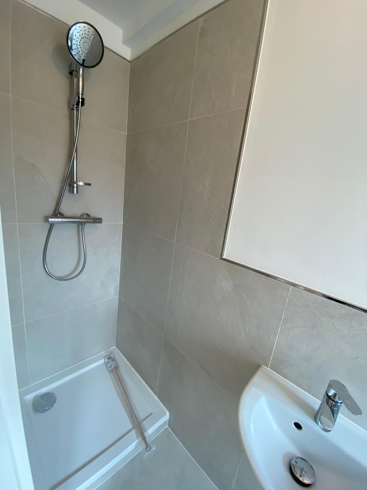 Badezimmer_1 - Neu sanierte 2-Zimmer Dachgeschosswohnung mit Echtholzboden