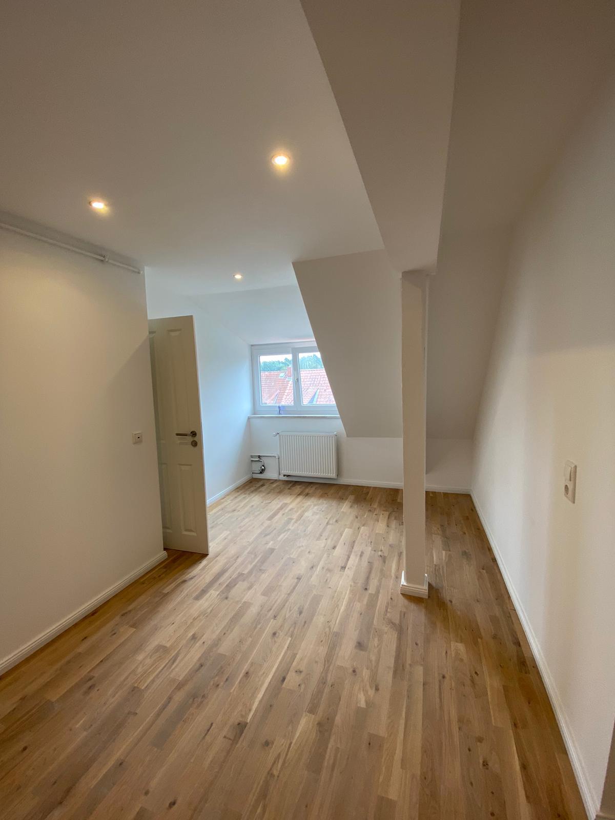 Dachgeschoss - Neu sanierte 2-Zimmer Dachgeschosswohnung mit Echtholzboden