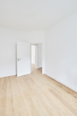 Zimmer 2 mit Blick zum Flur - Herrliche 3 Zimmerwohnung mit Einbauküche – Hannover Linden