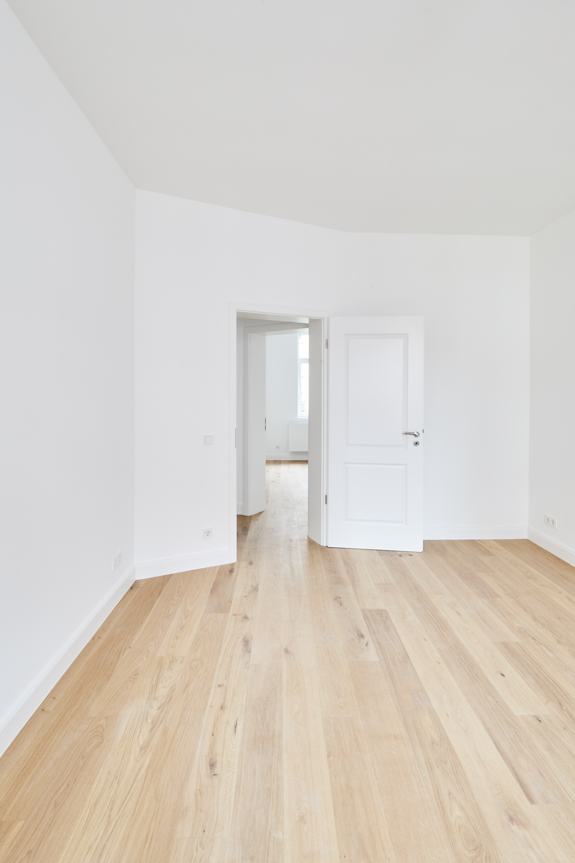 Zimmer 1 mit Blick zum Flur - Herrliche 3 Zimmerwohnung mit Einbauküche – Hannover Linden
