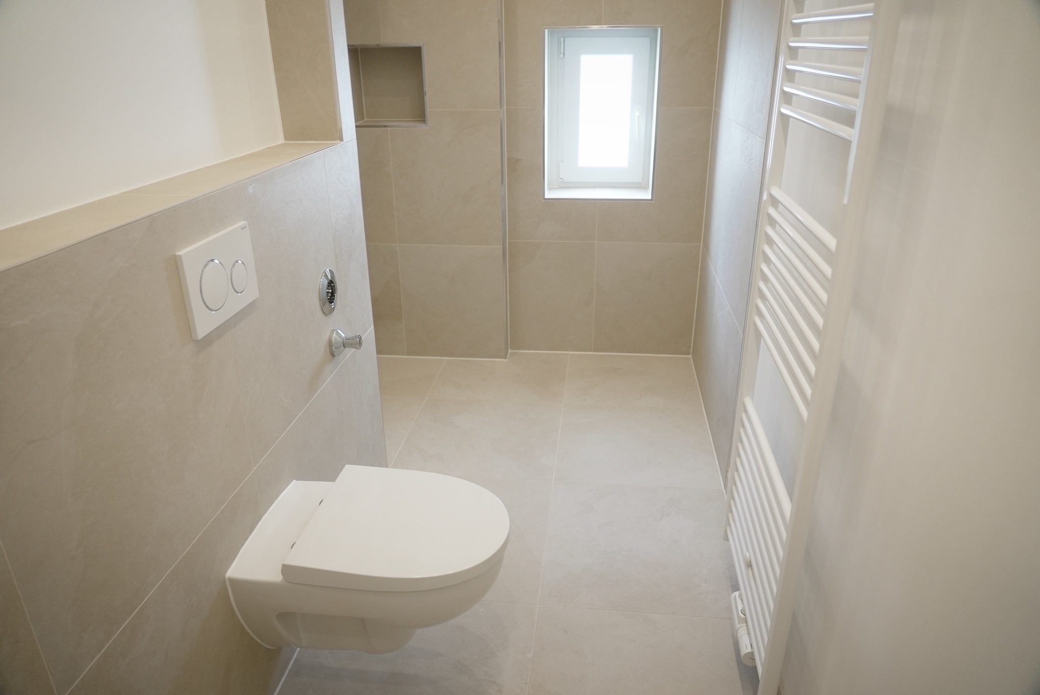 Neues Badezimmer - **Verkauft** Vorder- und Hinterhaus mit 19 Wohneinheiten in Kleefeld