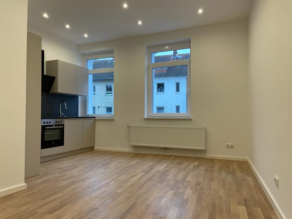 Wohnzimmer mit Küche - **Verkauft** Vorder- und Hinterhaus mit 19 Wohneinheiten in Kleefeld