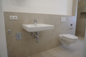 Neues Badezimmer - **Verkauft** Vorder- und Hinterhaus mit 19 Wohneinheiten in Kleefeld