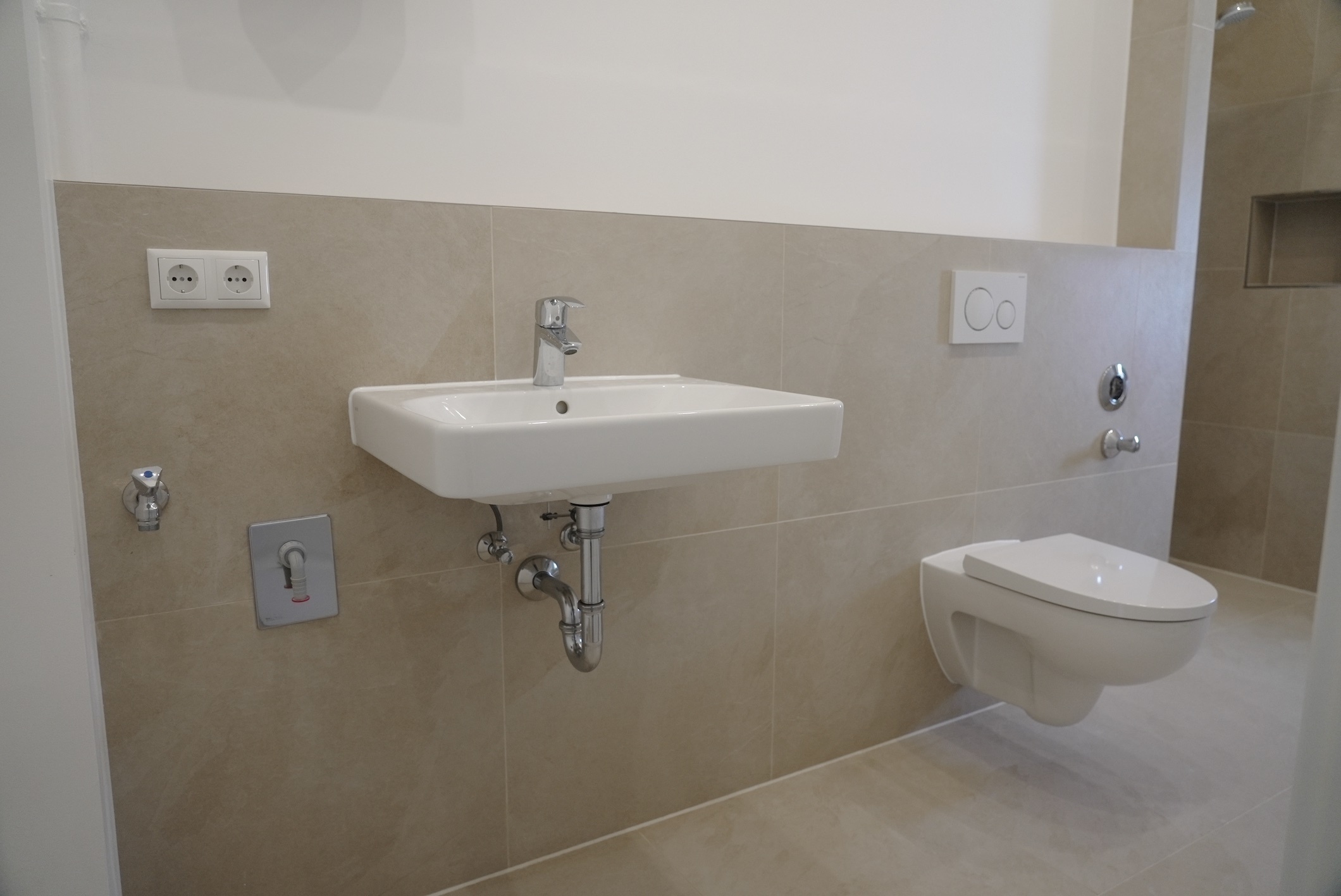 Neues Badezimmer - **Verkauft** Vorder- und Hinterhaus mit 19 Wohneinheiten in Kleefeld