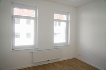 Wohnzimmer saniert - **Verkauft** Vorder- und Hinterhaus mit 19 Wohneinheiten in Kleefeld